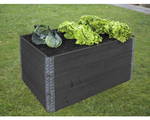 Jardinière en bois avec salade plantée dans le jardin