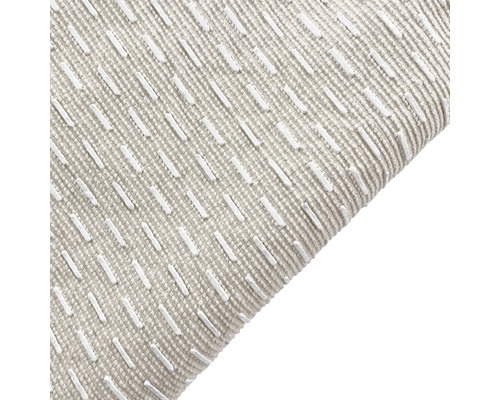 Gros plan d''un coussin texturé avec un motif brodé