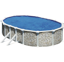 Ovales Schwimmbecken mit Steinmuster und Leiter