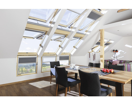 Dachgeschosszimmer mit Dachfenstern, Esstisch und Stühlen