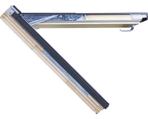 Offenes Dachfenster mit Holzrahmen