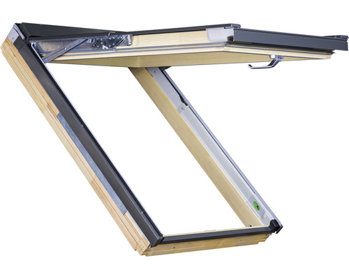 Geöffnetes Dachfenster mit Holzrahmen und Metallbeschlägen.