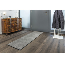 Flur mit Fußmatte, Kommode und Garderobe