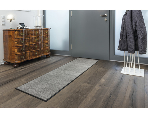 Couloir avec paillasson, commode et porte-manteau