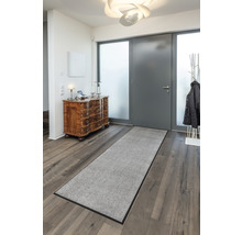 Eingangsbereich mit Fußmatte, Kommode und Garderobe