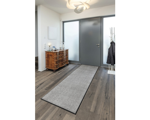 Entrée avec paillasson, commode et porte-manteau