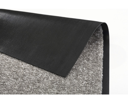 Tapis gris avec envers noir.