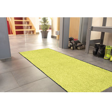 Tapis de couloir jaune dans le couloir.