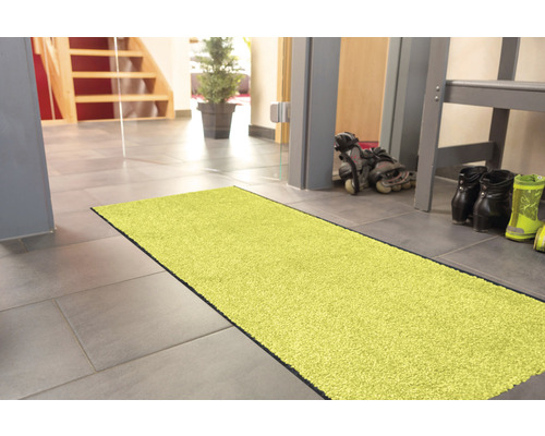 Tapis de couloir jaune dans le couloir.