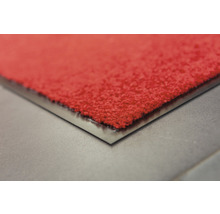 Vue détaillée d''un paillasson avec surface textile et bordure métallique.