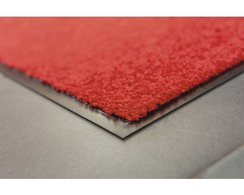 Vue détaillée d''un paillasson avec surface textile et bordure métallique.