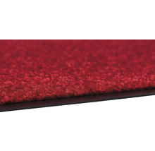 Vue détaillée d''une dalle de moquette rouge avec un dessous noir.