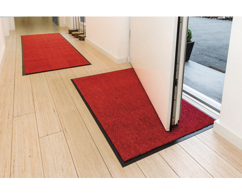 Espace d''entrée avec des paillassons et un plancher en bois