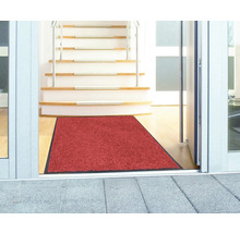 Tapis de sol rouge dans l''entrée devant un escalier