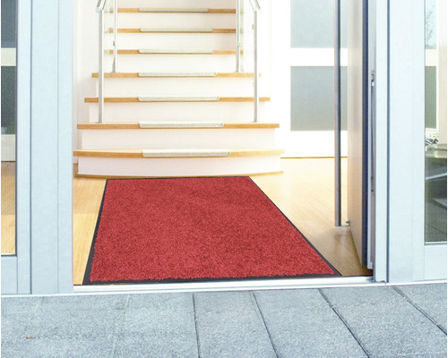 Tapis de sol rouge dans l''entrée devant un escalier