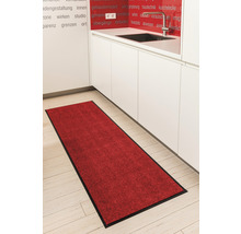 Tapis de couloir rouge avec bordure noire dans une cuisine