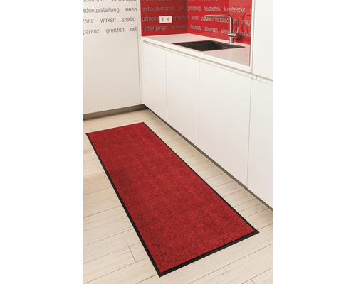 Tapis de couloir rouge avec bordure noire dans une cuisine