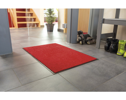 Tapis de sol rouge dans l''entrée d''une maison.