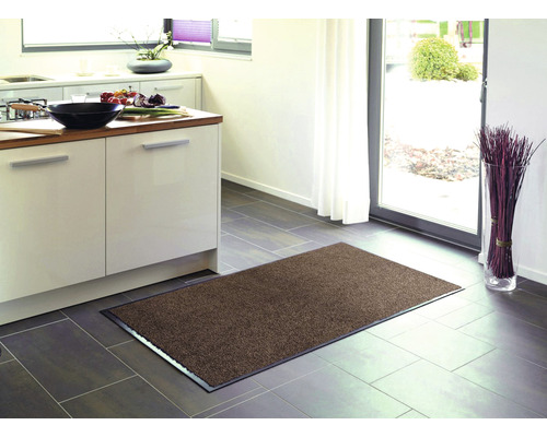 Tapis de propreté dans la cuisine sur carrelage