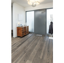 Eingangsbereich eines Hauses mit Kommode, Garderobe und Holzboden