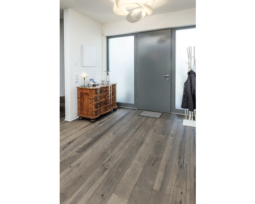 Hall d''entrée d''une maison avec commode, vestiaire et plancher en bois