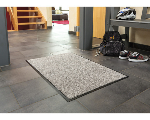 Paillasson dans l''entrée d''une maison sur un sol carrelé