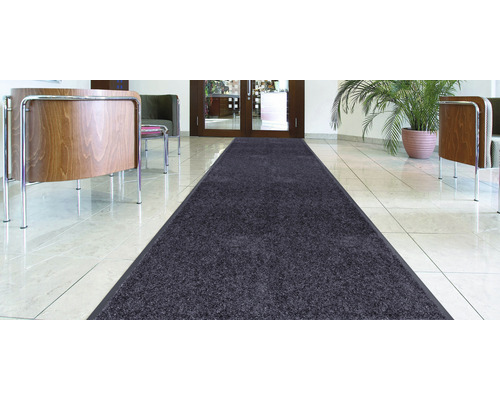 Grauer Teppichläufer im Innenbereich auf Fliesenboden