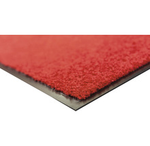 Vue détaillée d''une dalle de moquette rouge avec un dos noir
