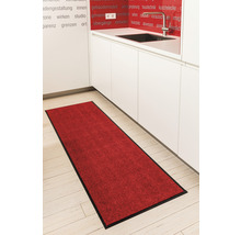 Tapis de cuisine rouge avec bordure noire devant un îlot de cuisine blanc