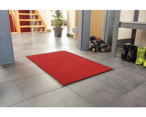 Tapis de sol rouge dans l''entrée.