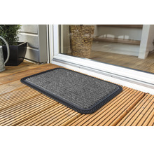 Paillasson avec bordure devant une porte de terrasse