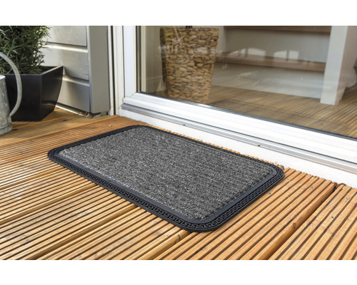 Paillasson avec bordure devant une porte de terrasse