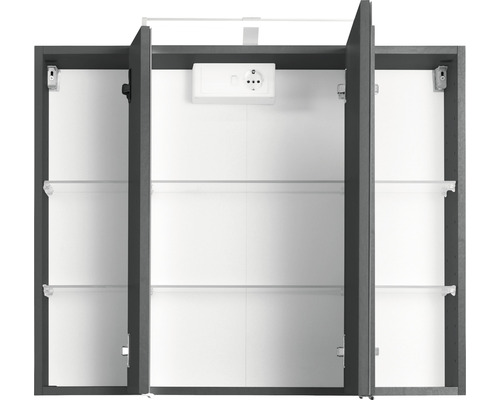 Armoire de toilette ouverte avec étagères en verre et prise électrique