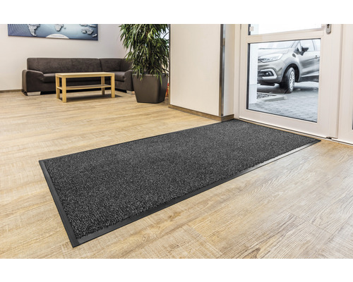 Tapis de sol gris dans l''entrée d''une maison.