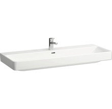 Weißes Keramikwaschbecken mit Armatur