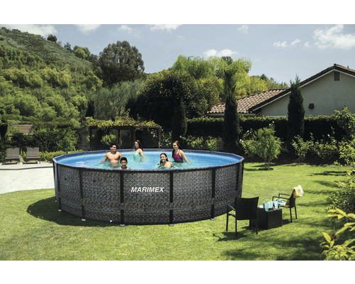 Piscine hors sol avec famille dans le jardin
