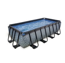 Piscine rectangulaire avec cadre en acier et surface d''eau