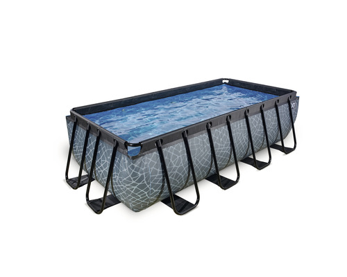 Piscine rectangulaire avec cadre en acier et surface d''eau