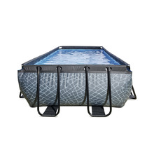 Piscine rectangulaire avec motif gris et eau