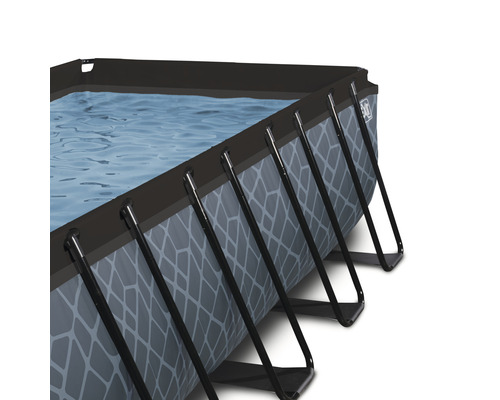 Vue détaillée d''une piscine à cadre en acier remplie d''eau