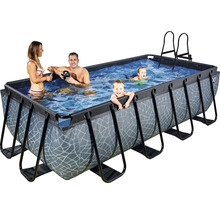 Piscine rectangulaire avec famille et échelle.