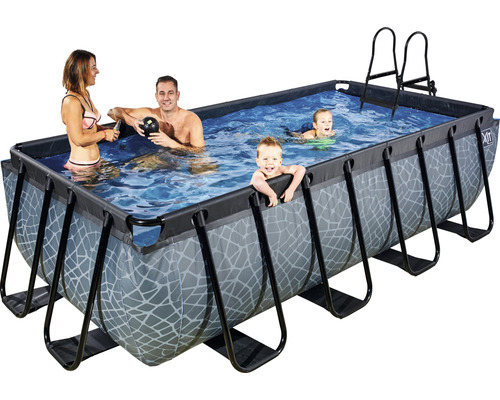 Piscine rectangulaire avec famille et échelle.