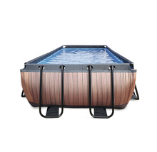Piscine à cadre rectangulaire aspect bois, remplie d''eau.