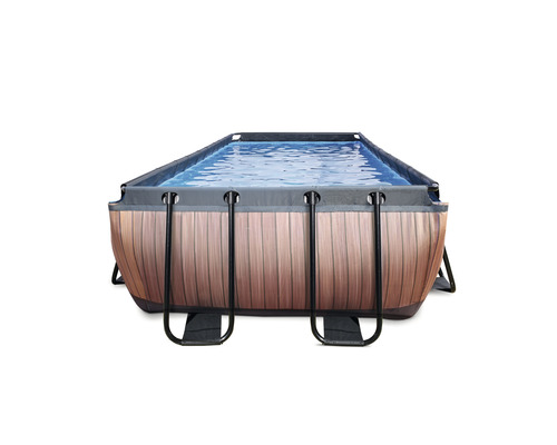 Piscine à cadre rectangulaire aspect bois, remplie d''eau.