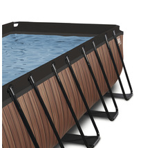 Vue détaillée d''une piscine hors-sol avec revêtement en bois et eau