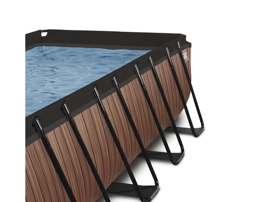 Vue détaillée d''une piscine hors-sol avec revêtement en bois et eau