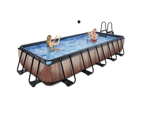 Piscine rectangulaire avec habillage en bois, avec échelle et deux personnes dans l''eau.