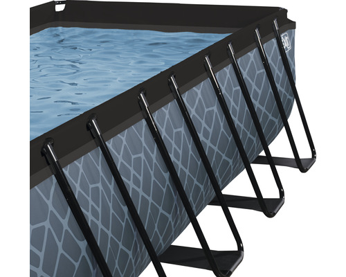 Vue détaillée d''une piscine hors sol remplie d''eau