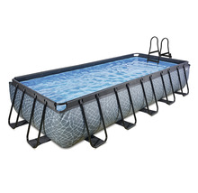 Piscine rectangulaire avec échelle et motif gris