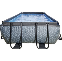 Piscine tubulaire rectangulaire avec eau et motif